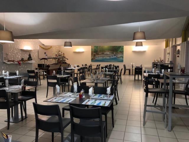 Logis Hotel Le Clos Saint Loup Bram 外观 照片